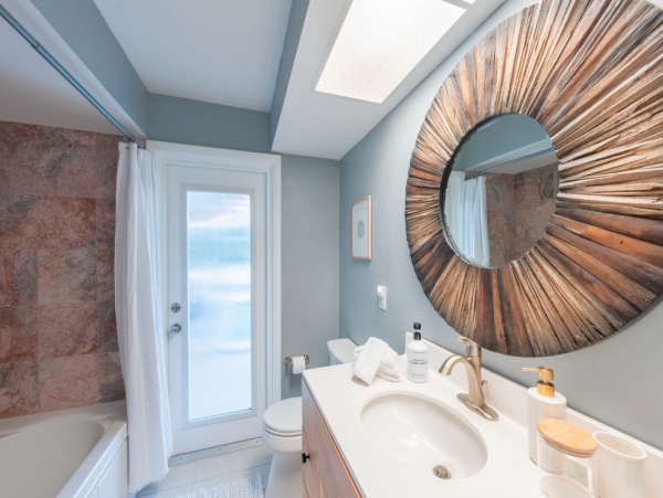 Luxurious Coastal Retreat in Sarasota - 4-Bedroom Home with Pool